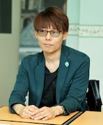 脚本・演出のほさかよう。