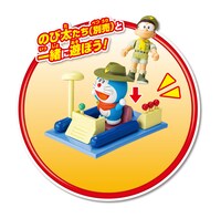 「アニア 『映画ドラえもん のび太の新恐竜』タイムマシンで行こう！新恐竜島プレイマップ」より、タイムマシンに乗ったドラえもんの様子。