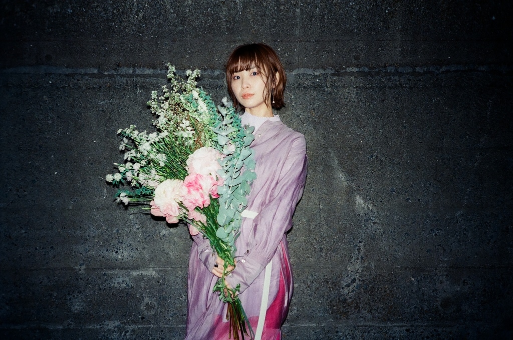 OPテーマ曲を歌う蒼山幸子。