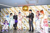 舞台「KING OF PRISM -Shiny Rose Stars-」会見にて、くす玉を割るまでカウントダウンをする一同。