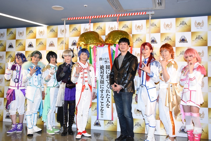 舞台「KING OF PRISM -Shiny Rose Stars-」会見にて。左から涼野ユウ役の廣野凌大、鷹梁ミナト役の五十嵐雅、香賀美タイガ役の長江崚行、如月ルヰ役の横田龍儀、一条シン役の橋本祥平、脚本の青葉譲、太刀花ユキノジョウ役の横井翔二郎、十王院カケル役の村上喜紀、西園寺レオ役の星元裕月。
