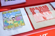 「マンガ UT りぼん 65周年」より、「ちびまる子ちゃん」コラボTシャツ（左）、「マーマレードボーイ」コラボTシャツ（右）。