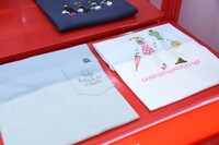 「マンガ UT りぼん 65周年」より、「天使なんかじゃない」コラボTシャツ（左）、「ご近所物語」コラボTシャツ（右）。