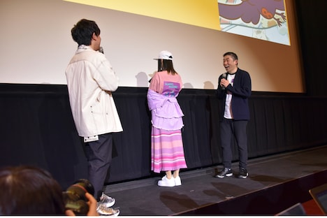 猫が描かれたインナーをアピールする小林ゆう。