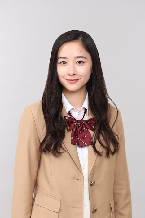 青田新名（ニーナ）役の堀田真由。