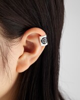 イヤーカフの着用イメージ。