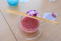 「ビーツとナヴェのブルーテスープ」。温かい状態で提供される。