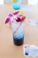 「サファイア革命純真乱舞」。赤いストローのようなものにグレナデンシロップが入っており、押し出してかき混ぜることで、ブルーレモンソーダがパープルに変化する。