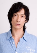 アーサー・ユースタス役の村田充。
