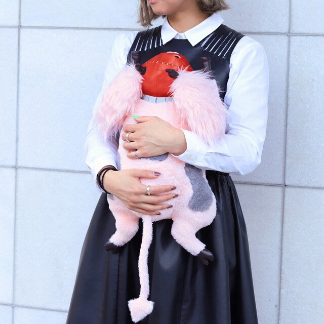 「キクラゲふわふわぬいぐるみ」抱き上げたときのイメージ。