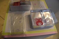 モバイルケースとステッカー。