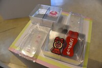 モバイルケースとステッカー。