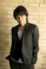 ホログラムの男役の浪川大輔。