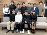 アフレコ現場で撮影された集合写真。