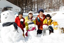 クランクイン日に撮影された集合写真。左から時任三郎、上野樹里、風間俊介、加藤柚凪。