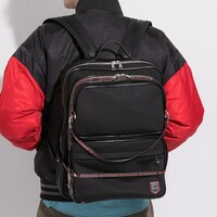 「雪音 クリス モデル ブルゾン」「雪音 クリス モデル リュック」の着用イメージ。