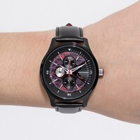 「雪音 クリス モデル 腕時計」の着用イメージ。