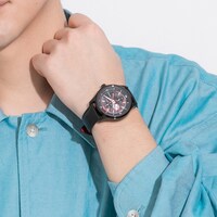 「雪音 クリス モデル 腕時計」の着用イメージ。