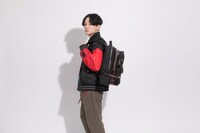 「雪音 クリス モデル ブルゾン」「雪音 クリス モデル リュック」の着用イメージ。