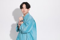 「雪音 クリス モデル 腕時計」の着用イメージ。