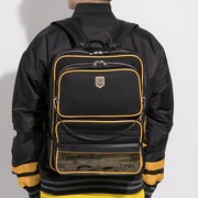 「立花 響 モデル ブルゾン」「立花 響 モデル リュック」の着用イメージ。