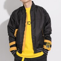 「立花 響 モデル ブルゾン」の着用イメージ。