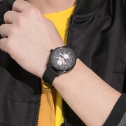 「立花 響 モデル 腕時計」の着用イメージ。