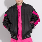 「月読 調 モデル ブルゾン」の着用イメージ。