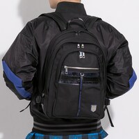 「風鳴 翼 モデル リュック」の着用イメージ。