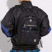 「風鳴 翼 モデル リュック」の着用イメージ。