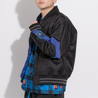 「風鳴 翼 モデル ブルゾン」の着用イメージ。