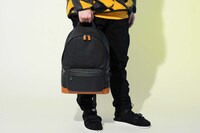 我妻善逸モデルのバッグの使用イメージ。