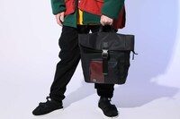 冨岡義勇モデルのバッグの使用イメージ。