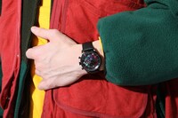 冨岡義勇モデルの腕時計の使用イメージ。