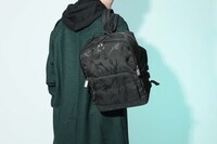 竈門炭治郎モデルのバッグの使用イメージ。