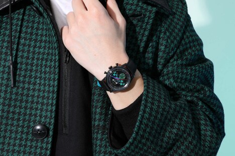 竈門炭治郎モデルの腕時計の使用イメージ。