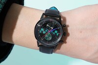 竈門炭治郎モデルの腕時計の使用イメージ。