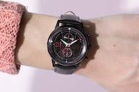 竈門禰豆子モデルの腕時計の使用イメージ。