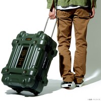 「STRICT-G × PROTEX キャリーケース CR-4000 『機動戦士ガンダム』ジオン軍モデル」使用イメージ。