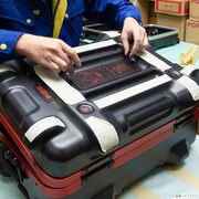 キャリーケースは職人による手加工で仕上げられた。