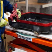 キャリーケースは職人による手加工で仕上げられた。