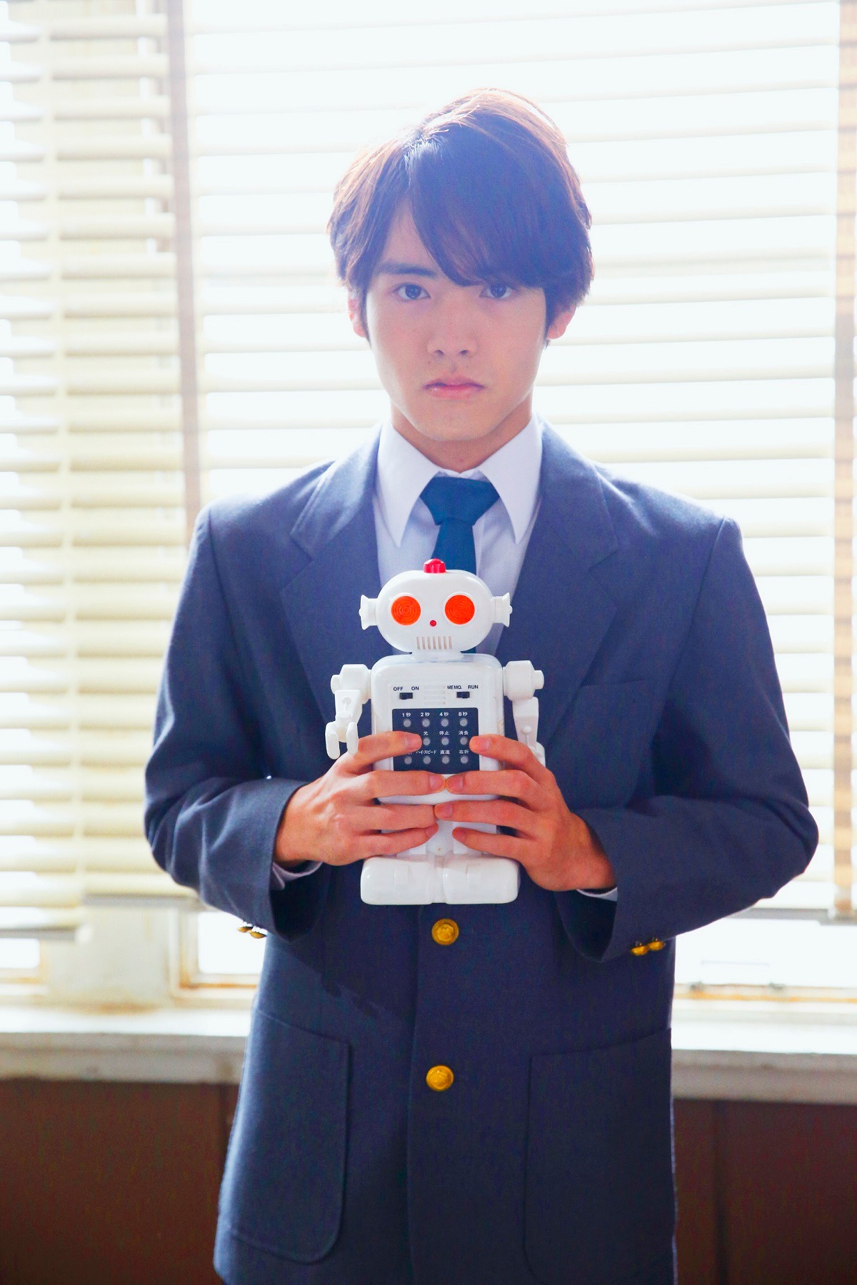 赤楚衛二扮する小林。