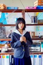 浜辺美波扮する晴子。