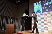 山口つばさをエスコートする篠原健太。