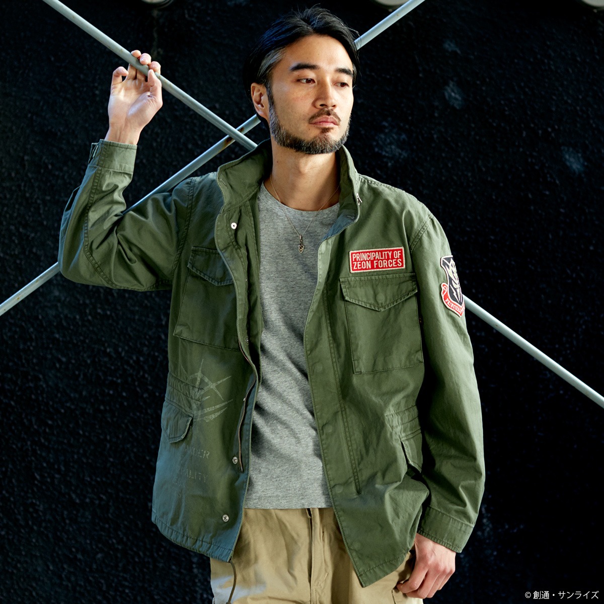 「STRICT-G × ALPHA INDUSTRIES M-65 フィールドジャケット 『機動戦士ガンダム』 ”ジオン軍 ランバ・ラル隊”モデル」の着用イメージ。