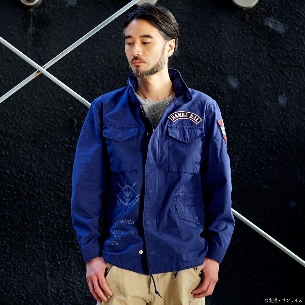 「STRICT-G × ALPHA INDUSTRIES M-65 フィールドジャケット 『機動戦士ガンダム』 ”ランバ・ラル”モデル」の着用イメージ。