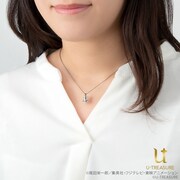 「サボ ハット ネックレス」の着用イメージ。