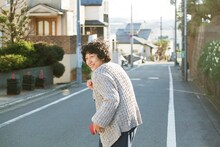 安藤サクラ扮する怖がりの奥さん。 (c)テレビ東京