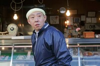 荒川良々扮する魚屋さん。 (c)テレビ東京