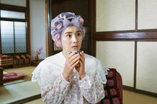 石田ひかり扮する村田の奥さん。 (c)テレビ東京